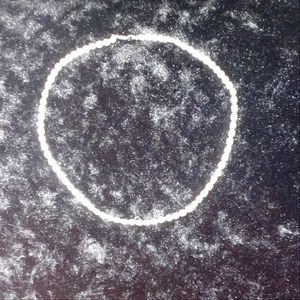 Single streams fresh water pearl necklace